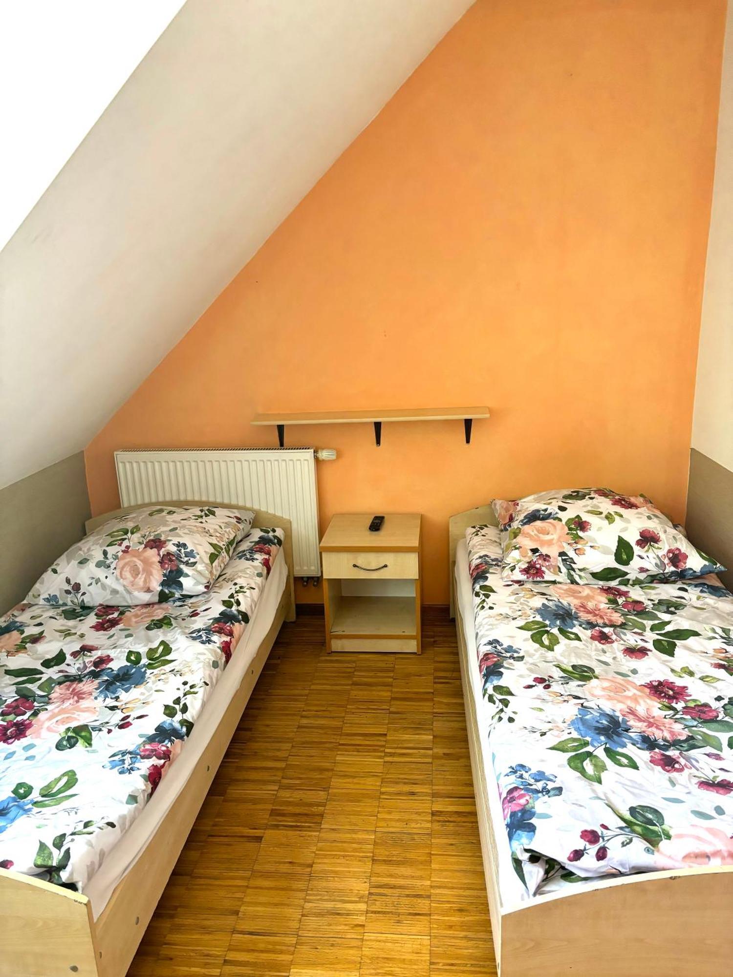 Hostel Nuove Frontiere Nysa Exterior foto